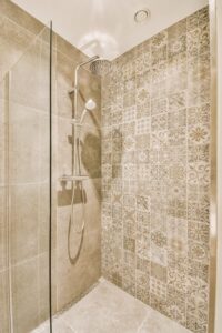 douche italienne avec carrelage beige claire